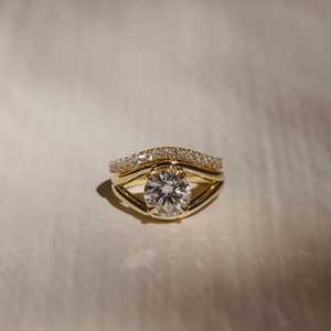 Anillo de diamante Moissanite corte brillante redondo Vintage diseño de onda contorneada curvada para regalo de compromiso de boda fiesta aniversario - Product Image 1