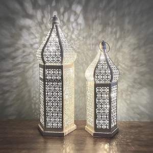 Lanterne décorative traditionnelle en métal avec des motifs floraux complexes, parfaite pour le ramadan et les occasions festives - Product Image 3