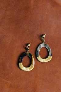 Boucles d'oreilles pendantes classiques uniques faites à la main par l'artisanat du croissant - Product Image 3