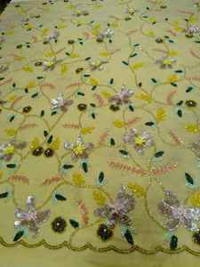 Robe de soirée élégante, style bal, en satin brodé, lin, rayonne et fausse fourrure, imprimée et décorée de motifs - Product Image 2