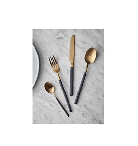 Hermoso juego de cubiertos de metal chapado en color dorado con toque de diseño real para arreglos de mesa de comedor de lujo a diario - Product Image 1