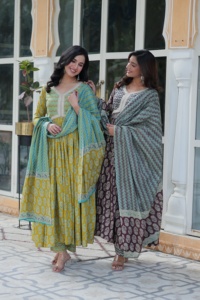 Robe Anarkali classique à la demande avec Dupatta élégant et décolleté détaillé pour les rassemblements religieux et les fonctions familiales - Product Image 5
