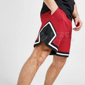 Pantalones cortos de malla de fitness para hombre de diseño personalizado con dos bolsillos laterales profundos estilo casual recortado - Product Image 2