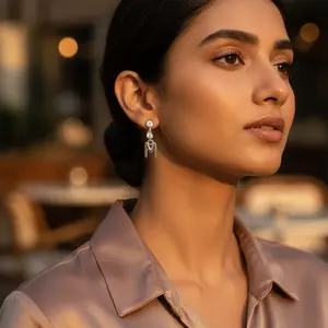 Pendientes de Botón 'M' de Plata 925 Chapados en Oro de 18K de Moda para Mujer, con Diamantes y Circonitas, Diseño Geométrico de Estrella para Compromiso - Product Image 3