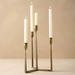 Centro de mesa de metal dorado Vintage para Decoración de mesa de recepción con detalles florales y base elegante decorativa - Product Image 4