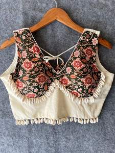 Chemisier cousu de style navratri de qualité supérieure avec coton imprimé ajrakh Khadi avec de véritables coquillages pour tous les événements - Product Image 2