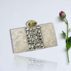 Embrague de resina de mano acrílica para Mujer de Nueva moda con patrón floral para ocasiones especiales disponible a un precio - Product Image 2