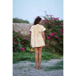 Top estilo boho con diseño de conchas y rayas, abertura frontal con botones, manga corta, talla única, para usar sobre trajes de baño. - Product Image 1