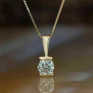 Colgante Solitario de Diamante de Corte Redondo de 1.5 Quilates, Calidad AAA+, Acabado en Oro Amarillo de 14K, Cadena Gratis, Cus-Jew58 - Product Image 1