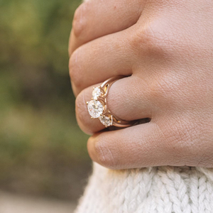 Bague de fiançailles ovale en moissanite de 2.5 carats faite à la main avec des accents de coupe brillante et une bande de solitaire de 1.8mm en argent sterling 925 - Product Image 5