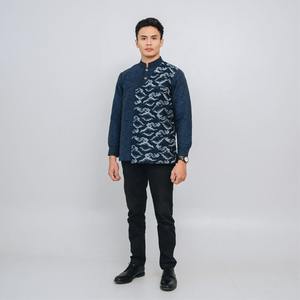 Chemise à manches longues confortable pour hommes d'inspiration ethnique avec imprimé nuage élégant et design moderne Slim Fit fait à la main d'Indonésie - Product Image 4