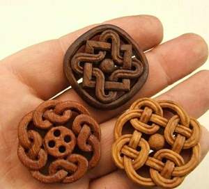 Collier réglable fait main pour femmes et hommes Grand pendentif en bois Boho Tribal Sono avec perle d'eau douce sur cordon Design unique - Product Image 4