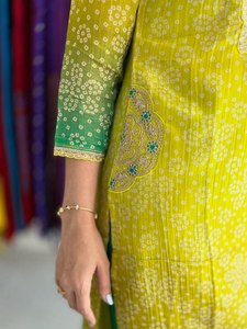 Kurta/Kurti de Seda de Tres Piezas con Bordado Zari de Primera Calidad, Estilo Cuello en V, Color Brillante, Precio al por Mayor, Especial para Damas - Product Image 6