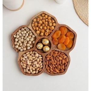 Assiette à collation hexagonale en bois naturel fabriquée à la main avec cinq compartiments parfaite pour le service de charcuterie de mariage à l'hôtel - Product Image 1