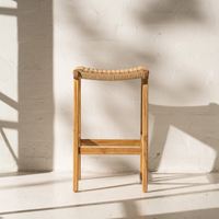 Tabouret de bar moderne réglable Ida avec structure en teck et assise en rotin tressé pour une utilisation en intérieur dans les hôtels et les salles à manger