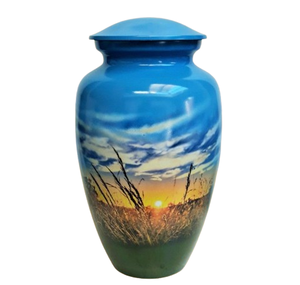 Urne sur le thème pour les agriculteurs Urne Farmer regardant à travers le blé au lever du soleil - Product Image 3