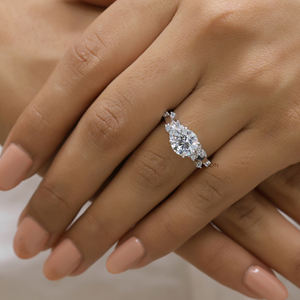 Bague de fiançailles en diamant Moissanite coupe ronde unique, bague de proposition d'inspiration naturelle en or massif cadeau pour elle - Product Image 3