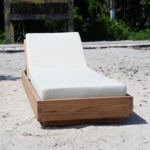 Chaise longue d'extérieur en teck massif avec surface à lattes, dossier inclinable et table d'appoint pour la plage et la piscine - Product Image 3
