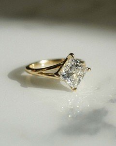 แหวนเพชรทรงเจ้าหญิงขนาด 5.5 มม. แบบโซลิแทร์ แหวนแบบแยกชั้นชุบทอง เครื่องประดับหมั้นที่หรูหรา - Product Image 4