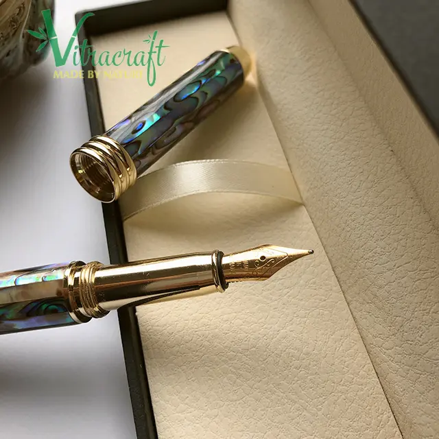 Sebuah karya buatan tangan unik pulpen buatan tangan pena bertatahkan dengan kerang abalon hadiah yang bermakna untuk keluarga dan mitra