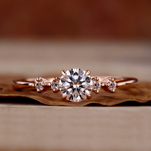 Anillo de Diamante Cultivado en Laboratorio de Corte Brillante de 0.53 CT, Anillo de Compromiso y Boda con Cinco Piedras, Claridad VS2 - Product Image 1