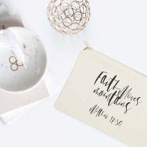 Sac à cosmétiques portable en toile de coton avec citation « Faith Moves Mountains » et motif de lettres inspiré de Matthieu 17:30 - Product Image 3