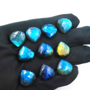 Vente en gros de pierres précieuses en labradorite en forme de cœur, taille brillante, pierres brutes pour la fabrication de bijoux, labradorite naturelle, feu bleu, brithstone - Product Image 1