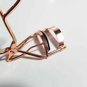 Recourbe-cils en acier inoxydable de qualité supérieure, conçu pour les maquilleurs professionnels exigeant une tenue longue durée et un confort optimal. - Product Image 4