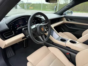 NEAT 2021, Taycan Turbo SI, faible kilométrage, transmission automatique, toit ouvrant panoramique, éclairage LED, feux diurnes LED - Product Image 4