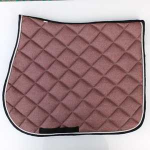Ensemble de tapis de selle pour cheval en soie matelassée classique de qualité supérieure |   Équipement d'équitation professionnel pour le saut d'obstacles, fabrication directe - Product Image 6