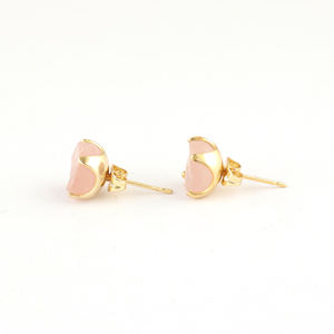 Pendientes de tuerca con cuarzo rosa natural en bruto, chapados en oro de 18k, forma redonda, joyería de piedra de nacimiento de enero, venta al por mayor - Product Image 4