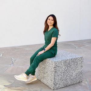 Conjunto de Uniforme Médico para Mujer, Estilo 2025, Tejido Elástico en 4 Direcciones, Manga Corta, Cuello Cruzado, Spandex/Poliéster, para Hospital o Consultorio Dental - Product Image 3