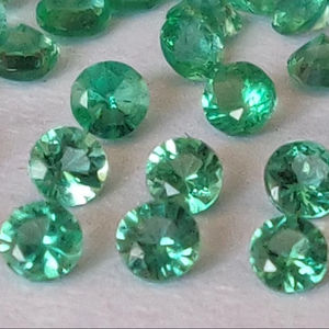 เพชรทรงกลม2.5มม. สีเขียวมรกตสีเขียวคุณภาพสูงจากธรรมชาติ - Product Image 1