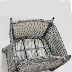 ชุดเฟอร์นิเจอร์ระเบียงโครงเหล็กหวายแบนพร้อมหมอนอิงและโต๊ะหลังหมอนพร้อมกระจกนิรภัยด้านบน - Product Image 6