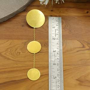 Pendientes largos de disco dorado, aretes minimalistas de latón cepillado, pendientes colgantes geométricos con cadena, regalo para ella - Product Image 2