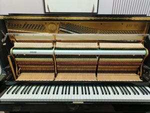 เปียโนตั้งพื้น Kawai KU3B มือสองจากญี่ปุ่น สีดำ คุณภาพการผลิตที่แม่นยำ แข็งแรง ทนทาน เล่นได้ลื่นไหล รุ่นยอดนิยมสำหรับส่งออก - Product Image 4