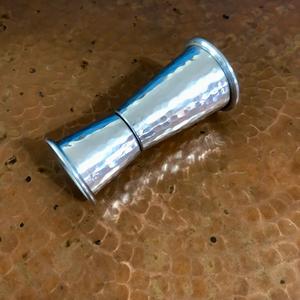 Jigger à double face en acier inoxydable avec finition martelée, outil de mesure de précision pour cocktails, design élégant, versement équilibré - Product Image 2