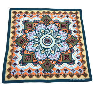 Écharpe en tissu de coton et polyester personnalisée en gros, impression numérique sur écran carré, conception OEM, logo personnalisé, bandana - Product Image 1