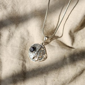 Colgante de plata de estilo religioso con abalorio de filigrana ligero de piedras preciosas redondas de zafiro para amantes - Product Image 3