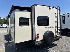 Roulotte d'occasion 2021 F-o-r-e-s-t R-i-v-e-r Flagstaff S-u-p-e-r L-i-t-e 26FKBS prête à la vente - Product Image 5