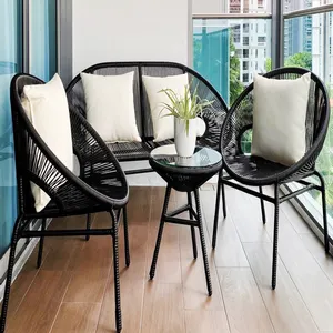 Il Set di mobili da esterno realizzato in Rattan PE elastico è progettato per l'esterno, abbastanza robusto per resistere a pioggia, sole e vento.