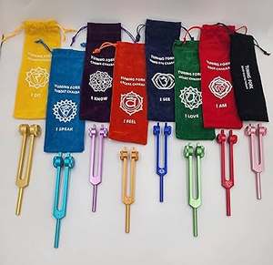 ชุดส้อมจูนจักระ 8 ชิ้น สีต่างกัน น้ำหนักต่างกัน สำหรับการบำบัด พร้อมถุงจักระที่มีสัญลักษณ์ - Product Image 3