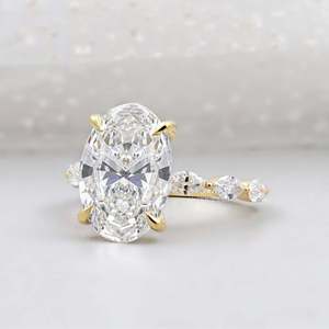 Anillo de compromiso con diamante de corte ovalado y halo oculto con piedras laterales marquise - Product Image 3
