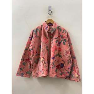 เสื้อแจ็คเก็ตผ้ากำมะหยี่คอตตอนพิมพ์ลายพฤกษศาสตร์ดิจิทัลสีชมพูอมเทา ทรงหลวม สไตล์แฮนด์เมดจากเมืองชัยปุระ พร้อมดีไซน์ลายพิมพ์สวนสวรรค์ - Product Image 2