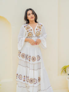 Robe maxi bohème blanche brodée en coton, robe longue d'été pour femmes, tenue de festival, de vacances, de villégiature, robe bohème blanche brodée - Product Image 2