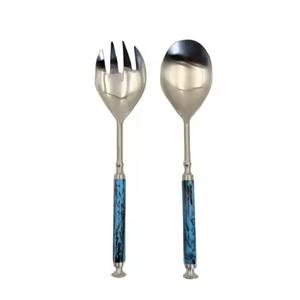 Juego de Servir Ensaladas de Metal Plateado Pulido, Servidores Decorativos de Ensalada con Mango Redondo de Resina Azul - Product Image 1