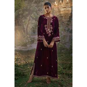 Chemise courte en velours à imprimé floral marron pour femme avec broderie à la main pour les occasions de fête et les tenues décontractées - Product Image 1