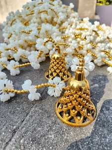 Guirnalda Floral de Mogra Blanca de Lujo y Cuentas Doradas, Decoración Artesanal para el Hogar, Adorno Único para Colgar en la Pared para Bodas y Ocasiones Especiales - Product Image 5