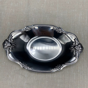 Bandeja de servicio de acero con borde de diseñador con aspecto clásico adecuado para hogares y eventos modernos de hospitalidad tradicional de la India - Product Image 1