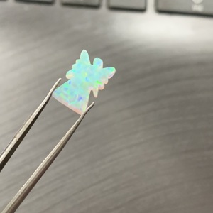 Gema de Ópalo Arcoíris de Grado AAA Cultivada en Laboratorio con Forma Tallada de Hada y Efecto de Cambio de Color para la Fabricación de Joyas - Product Image 2